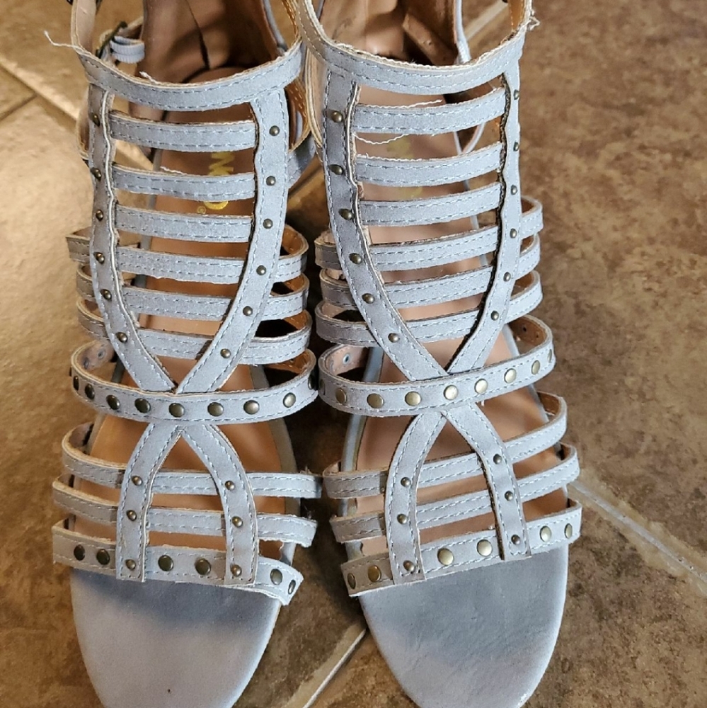 Gray Bongo wedge strappy heels sandals, size 7